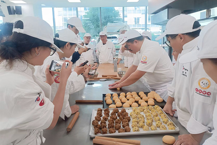 中焙糖协面包师分会第47期烘焙加工技术培训班在宜昌安琪总部圆满结业